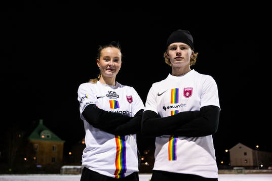 Stella Palm och Leo Benjaminsson poserar för ett porträtt