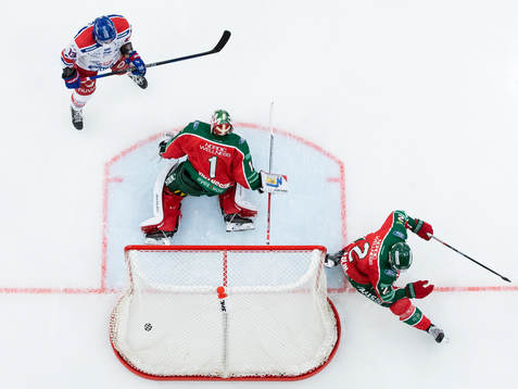 Oskarshamns Patrik Karlkvist (ej i bild) skjuter 3-3 förbi