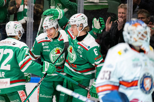 Rögles Adam Tambellini jublar med Daniel Zaar och Tony Sund