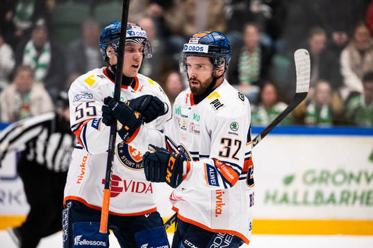 Växjös Miika Koivisto och Lukas Bengtsson jublar