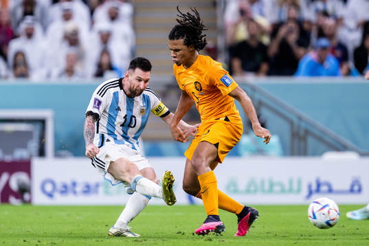 Lionel Messi of Argentina and Nathan Ake of Netherlands
