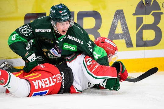 Färjestads Anton Berglund och Frölundas Jere Innala