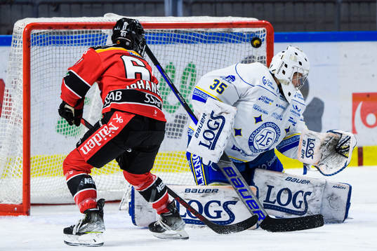 Luleås Lisa Johansson sätter 1-0 bakom Leksands målvakt