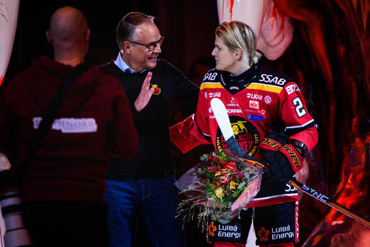 Luleås Emma Nordin mottar blommor av Peter Jidström,