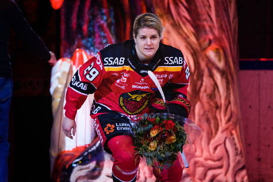 Luleås Emma Nordin mottog blommor