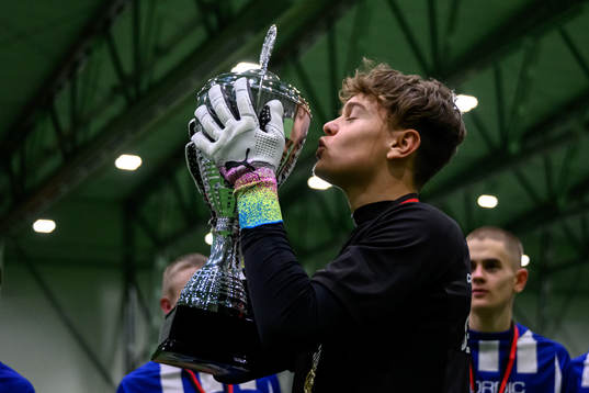 IFK Göteborgs målvakt Linus Dahlgren kysser pokalen