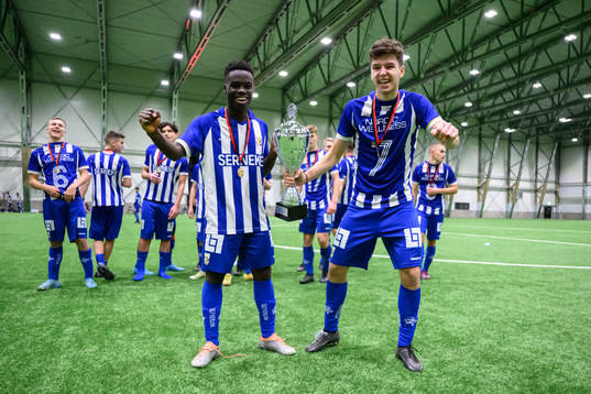 IFK Göteborgs Assolo Mohamed och Lion Beqiri jublar med pokalen