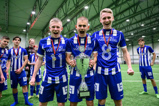 IFK Göteborgs Rasmus Nåfors Dahlin, Erik Nilsson och Natanael Lunden jublar med pokalen