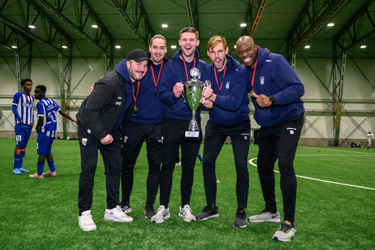 IFK Göteborgs assisterande tränare Oscar Roxström, målvaktstränare Jonathan Tobiasson, analytiker Liam Wohlén, tränare Johan Karlsson och assisterande tränare Hakeem Araba jublar med pokalen