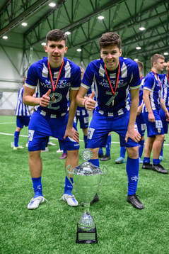 IFK Göteborgs Edvin Hadzic och Lion Beqiri jublar med pokalen