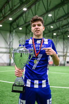 IFK Göteborgs Lion Beqiri jublar med pokalen