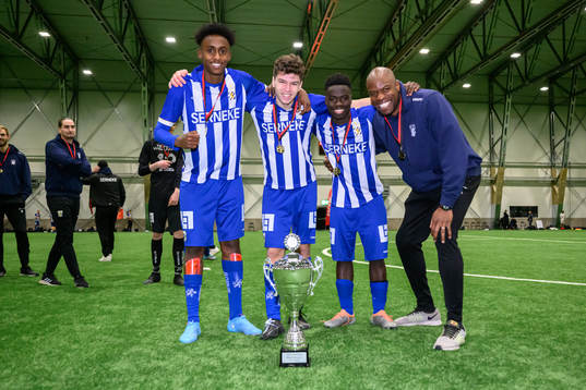 IFK Göteborgs Abdiqadar Ali, Lion Beqiri, Assolo Mohamed och assisterade tränare Hakeem Araba jublar med pokalen