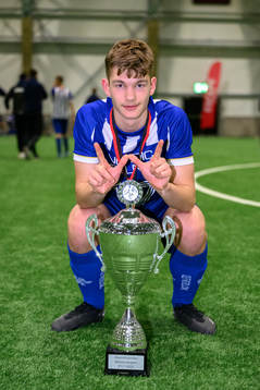 IFK Göteborgs Georg Vidfar jublar med pokalen