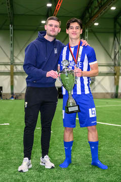 IFK Göteborgs analytiker Liam Wohlén och Leon Dusi  jublar med pokalen