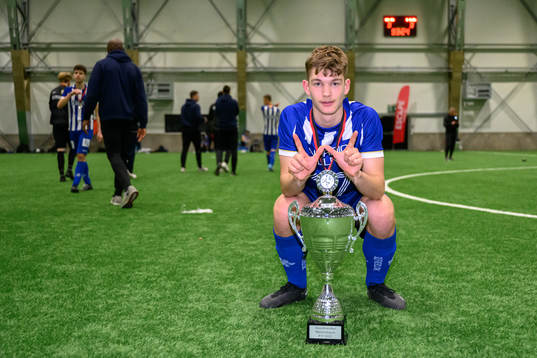 IFK Göteborgs Georg Vidfar jublar med pokalen