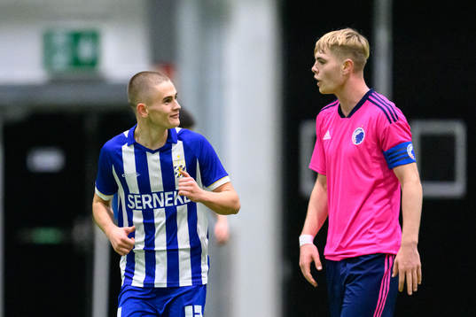 IFK Göteborgs Erik Nilsson jublar framför FC Köpenhamns Cornelius Olsson efter 2-1 på straff