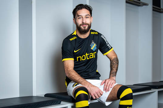 Elias Durmaz poserar för porträtt i samband med att han presenterats som nyförvärv