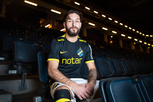 Elias Durmaz poserar för porträtt i samband med att han presenterats som nyförvärv