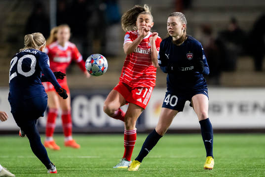 Georgia Stanway of Bayern and Bea Sprung of Rosengård