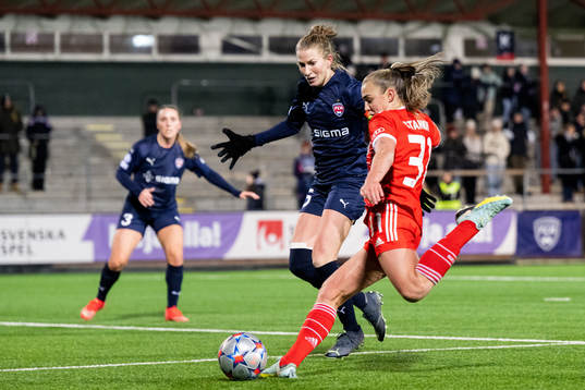 Georgia Stanway of Bayern and Emma Berglund of Rosengård