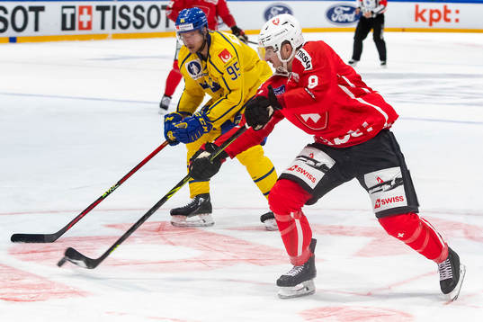 Damien Riat of Switzerland and Jacob de la Rosa of Sweden