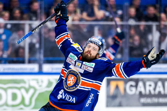 Växjös Lukas Bengtsson jublar