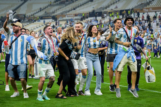 Rodrigo de Paul and German Pezzella of Argentina celebrate