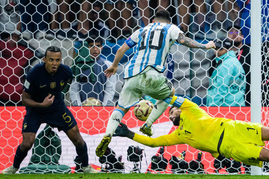 Lionel Messi of Argentina scores 3-2 behind Jules Kounde