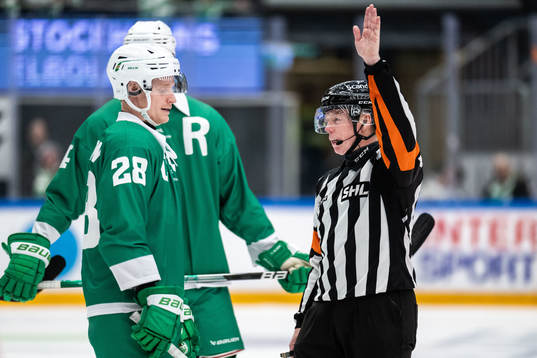 Rögles Anton Bengtsson och domare Pehr Claesson