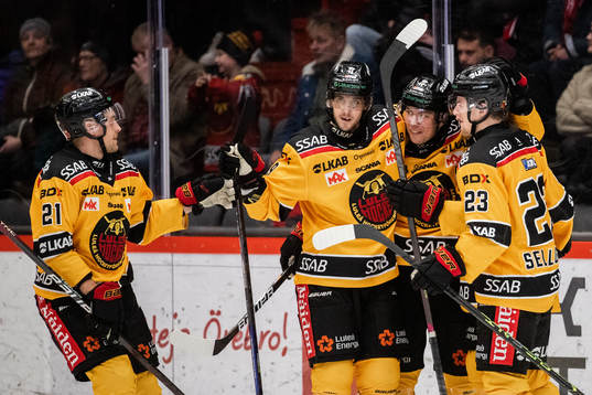 Luleås Isac Brännström (skymd) jublar med lagkamrater
