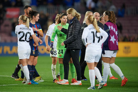 Players of FC Rosengård and Marta Torrejon of FC Barcelona