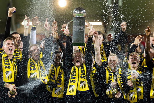 This picture is part of Bildbyrån’s selection of best sports photos from 2022. Originally published 221106 Häcken’s Erik Friberg hoists the Lennart Johansson winner’s trophy