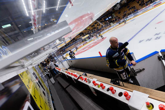 HV71s Chad Billins lämnar isen