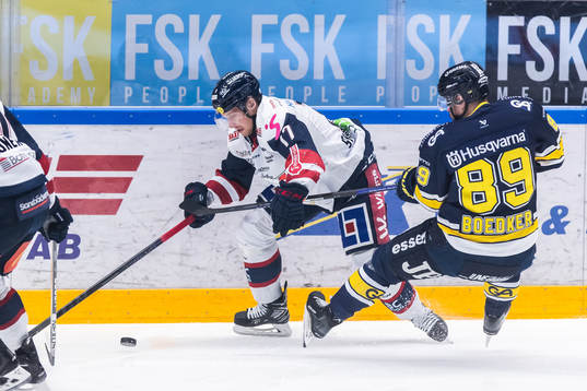 Linköpings Sebastian Strandberg och HV71s Mikkel Bödker