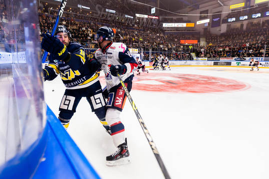 HV71s Joseph Laleggia och Linköpings Patrick Russell