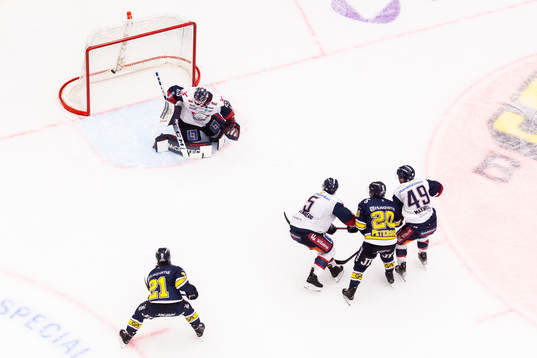 HV71s Mattias Tedenby och André Petersson samt Linköpings