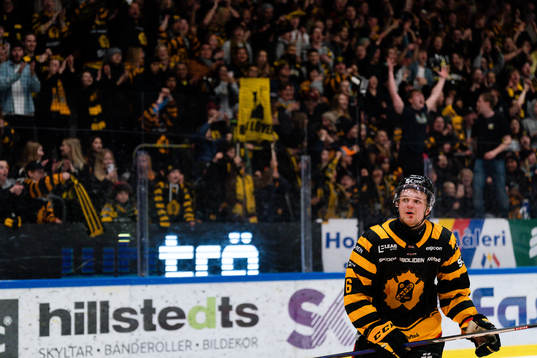 Skellefteås Måns Forsfjäll jublar