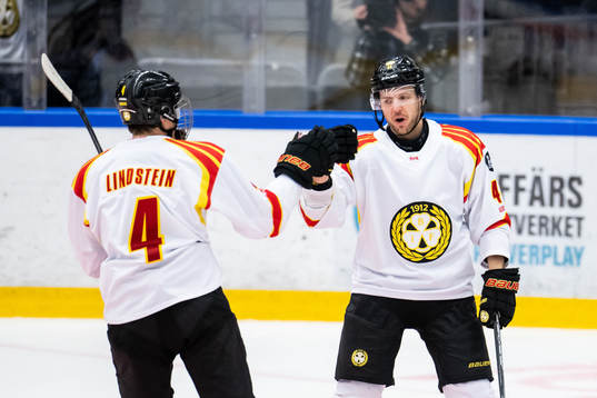 Brynäs Jacob Blomqvist jublar med Theo Lindstein