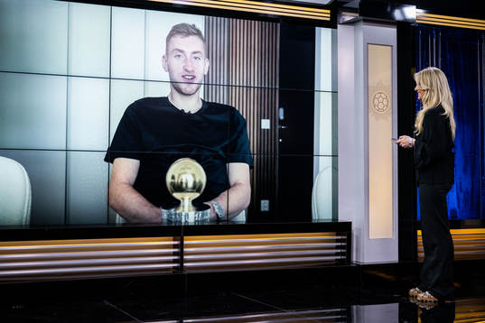Programledare Linn Nordström och Dejan Kulusevski efter att han tilldelats Guldbollen