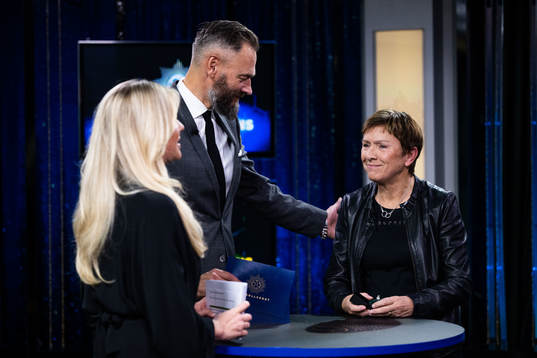 Fotbollskanalens Olof Lundh och Anette Börjesson efter att hon tilldelats Fotbollskanalens Hederspris