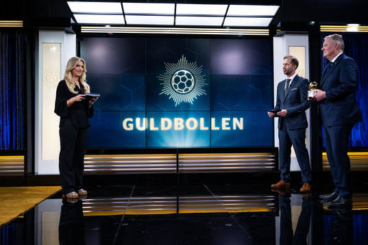 Programledare Linn Nordström, Simon Bank, krönikör Aftonbladet, och Karl-Erik Nilsson, ordförande för Svenska Fotbollsförbundet delar ut Guldbollen