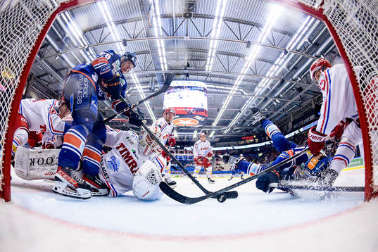 Växjös Hugo Gustafsson oroar vid Timrås målvakt Jacob