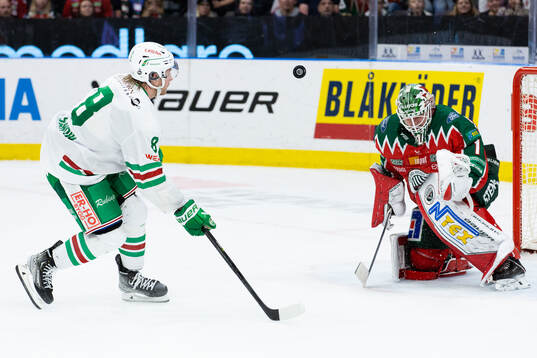 Rögles Linus Sandin skjuter en straff som Frölundas