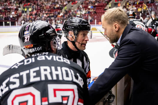 Domare Tobias Björk i samtal med Malmö Redhawks