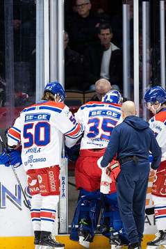 Oskarshamns målvakt Joe Cannata kliver av isen