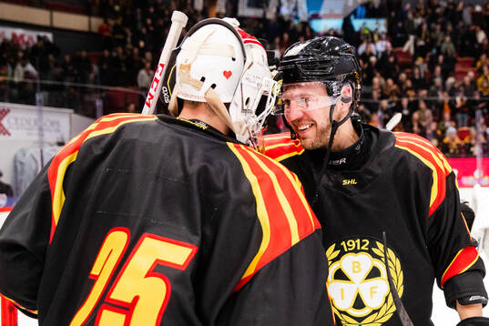 Brynäs målvakt Oliver Håkansson och Jacob Blomqvist