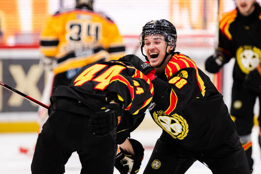 Brynäs Jacob Blomqvist och Dmytro Timashov jublar