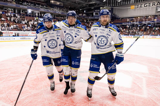Leksands Patrik Noren får hjälp av isen av Martin