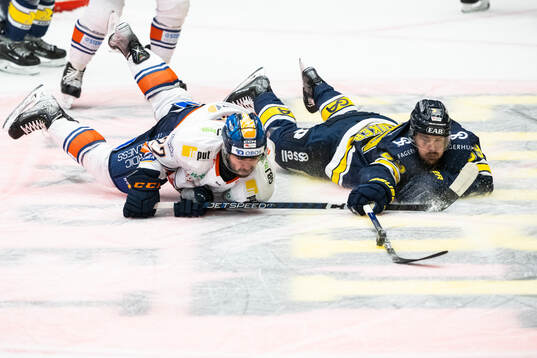 Växjös Tobias Rieder och HV71s Mikkel Bödker