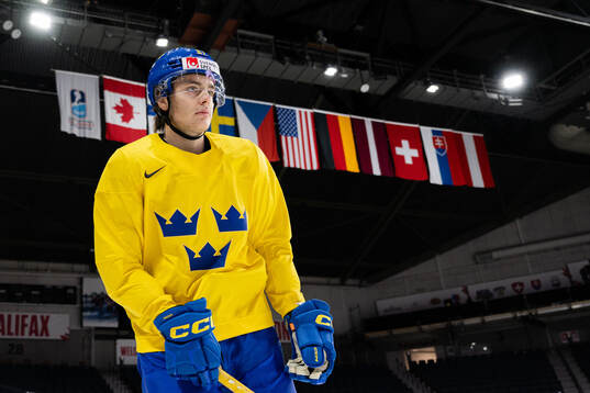 Bla gjennom flere bilder av 2023 IIHF World Junior Championship, Day 5, Sweden, Practice